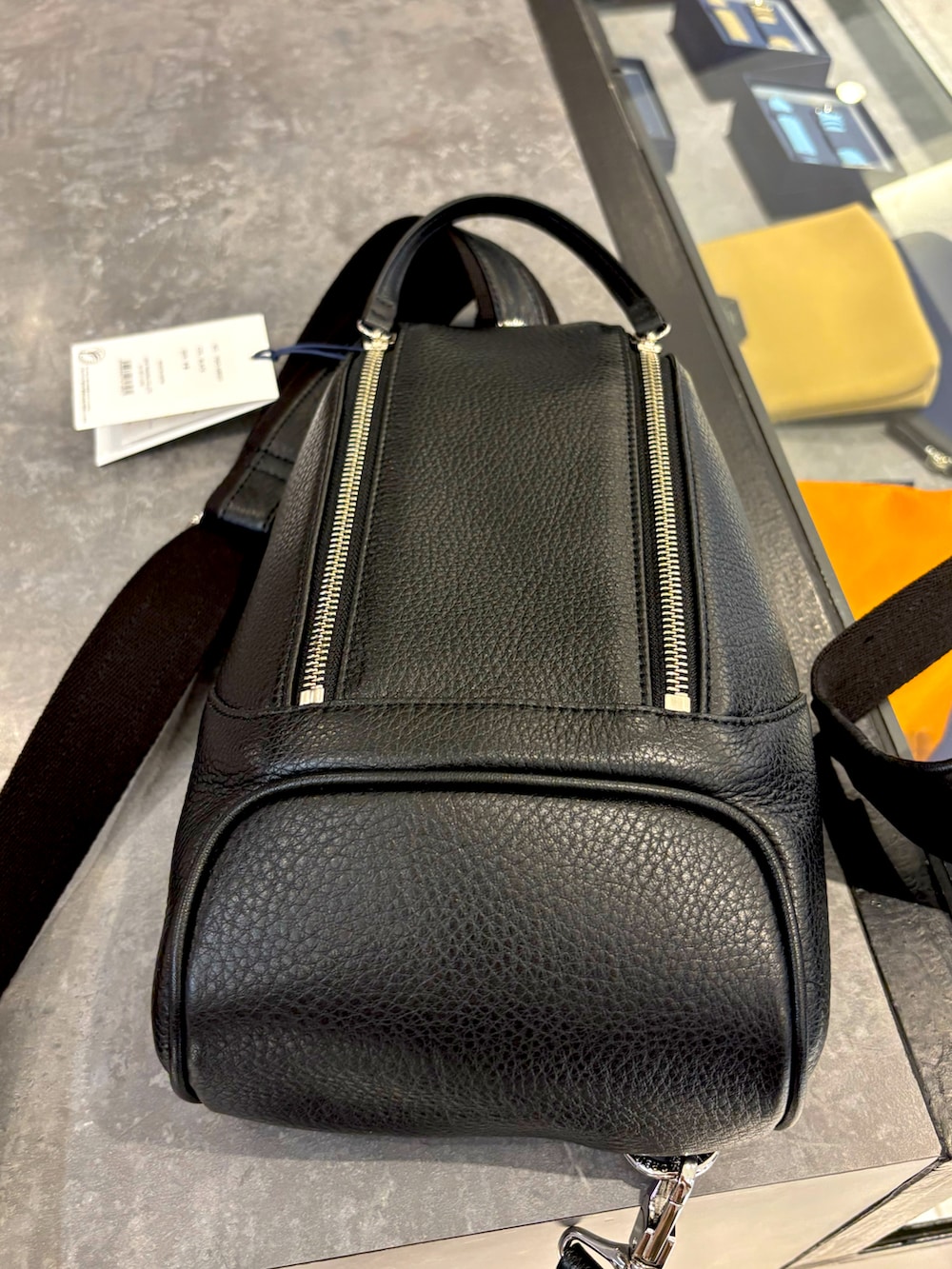 ブラック系のサンダル、ホワイト系のTシャツ/カットソー、グリーン系のその他パンツを着用したメンズの秋コーディネートの4枚目の写真