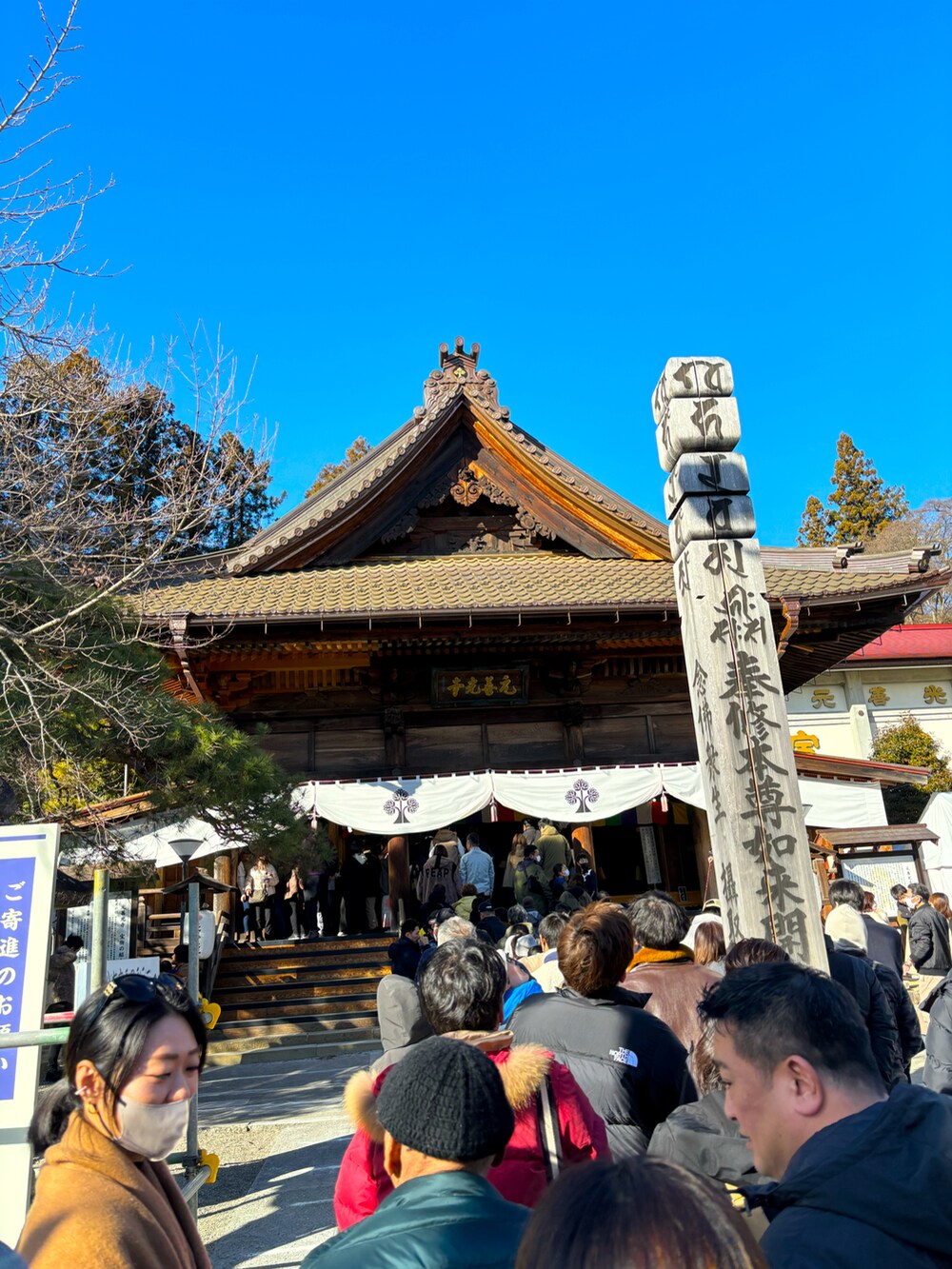 ベージュ系のその他パンツ、レッド系のスリッポン、ブルー系のマウンテンパーカーを着用したメンズの冬コーディネートの5枚目の写真