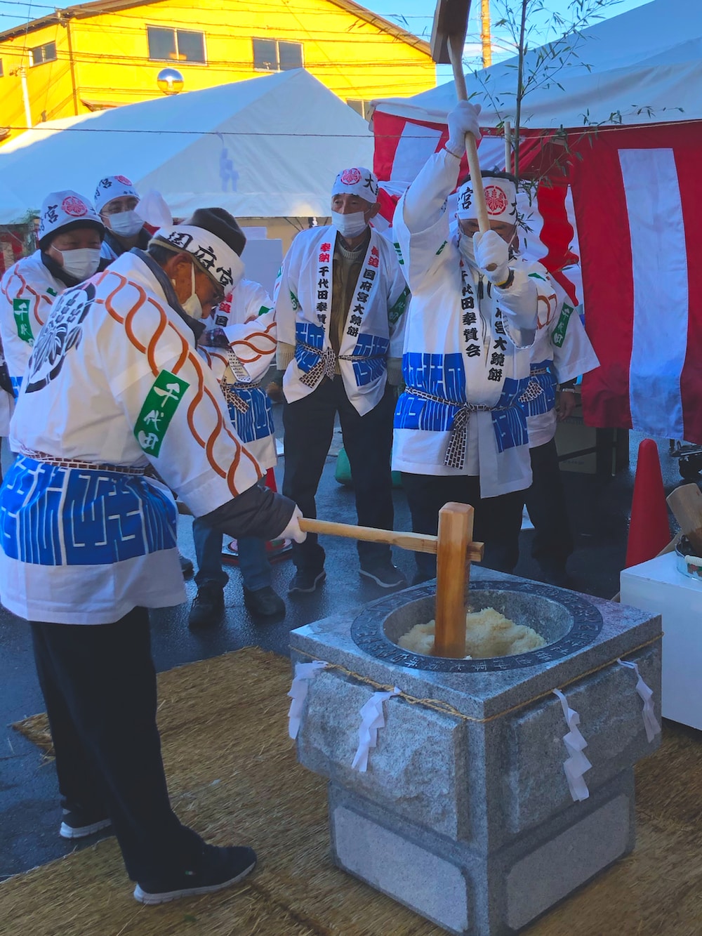 ブルー系のデニムパンツ、ブラック系のライダースジャケット、ブルー系のジャージを着用したメンズの冬コーディネートの3枚目の写真