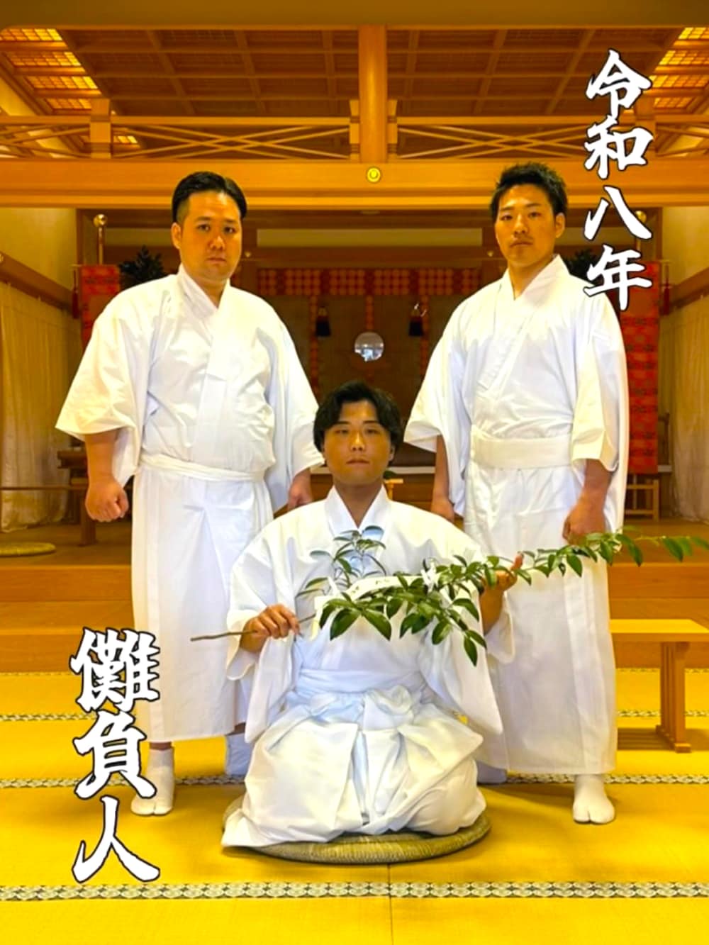 ブラック系のパーカー、ブルー系のデニムパンツ、レッド系のスリッポンを着用したメンズの春コーディネートの2枚目の写真