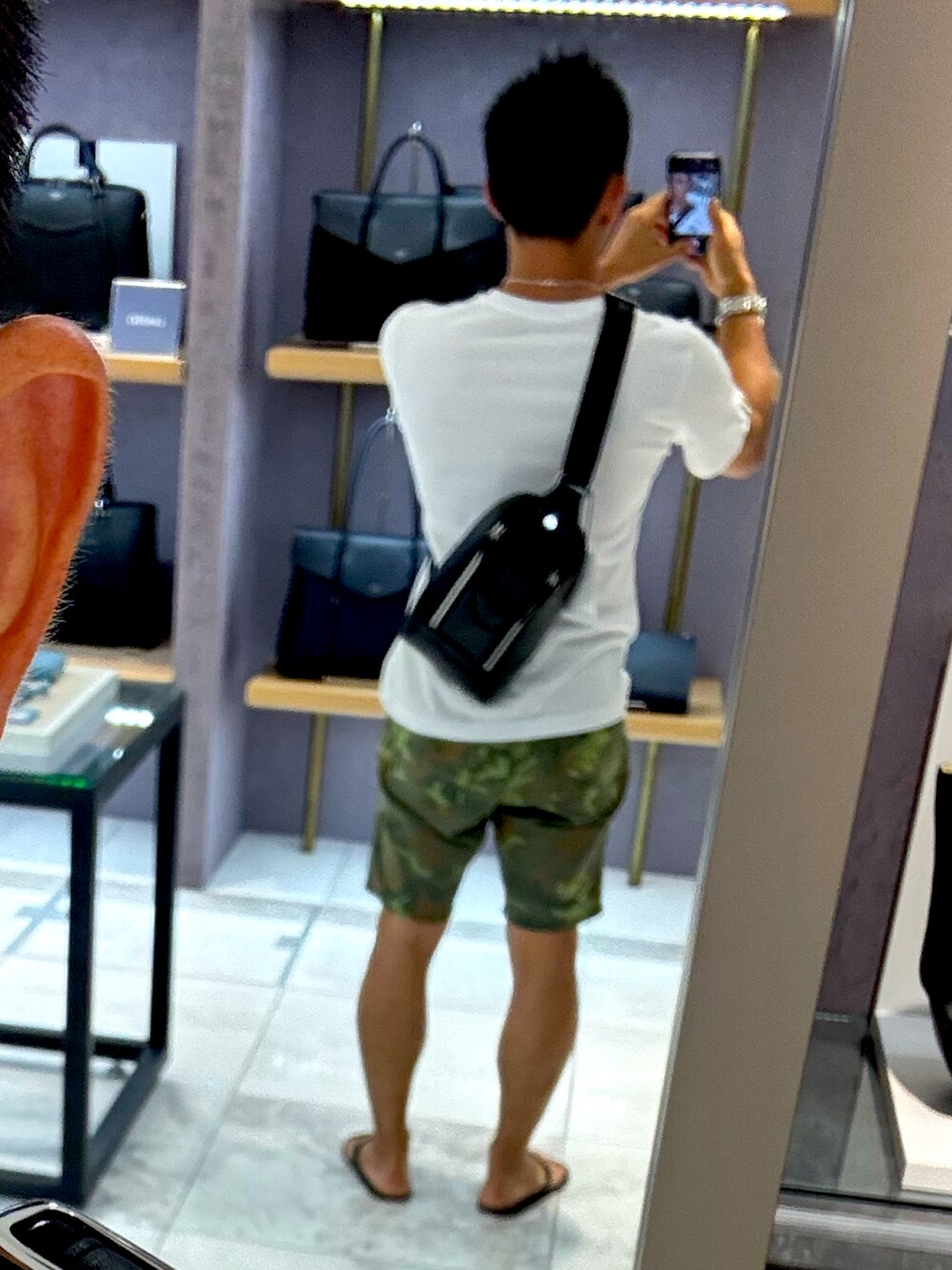 ブラック系のサンダル、ホワイト系のTシャツ/カットソー、グリーン系のその他パンツを着用したメンズの秋コーディネートの5枚目の写真