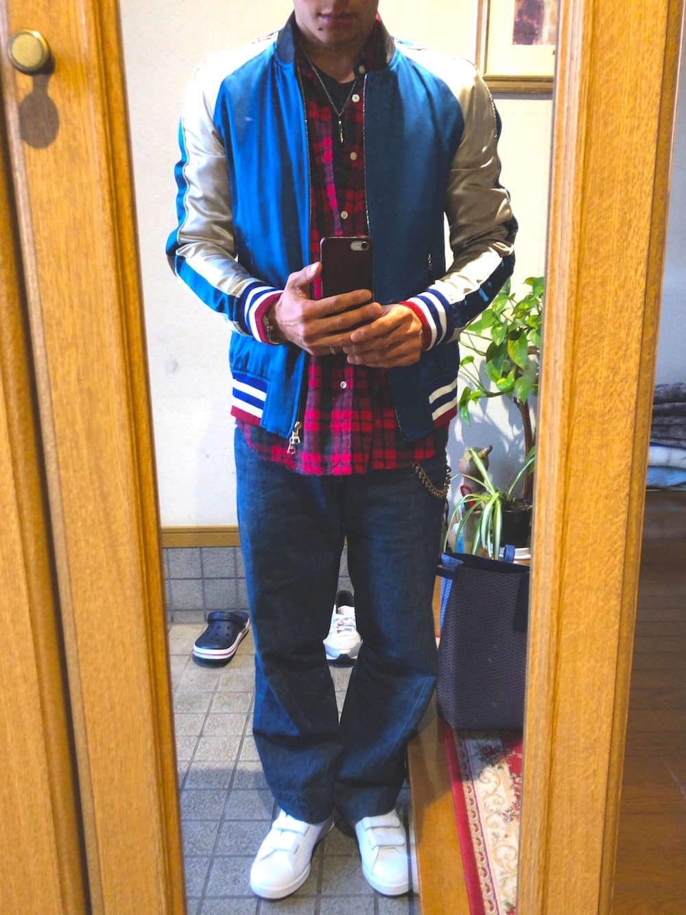ブルー系のデニムパンツ、ブルー系のスカジャン、レッド系のシャツ/ブラウスを着用したメンズの春コーディネートの2枚目の写真