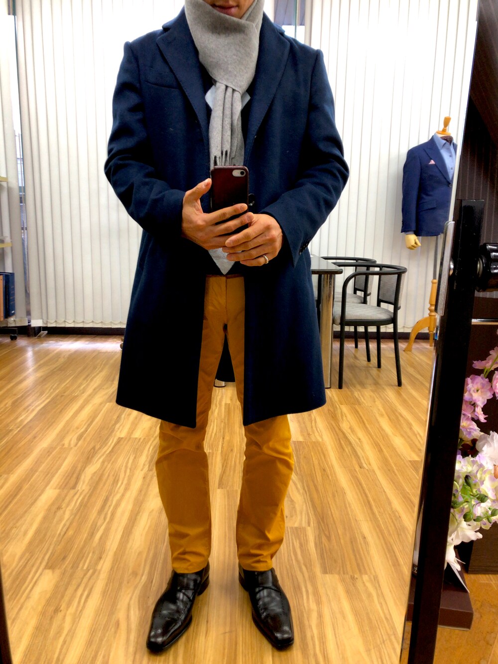 その他のチノパンツ、ブラック系のローファー、ブルー系のチェスターコートを着用したメンズの冬コーディネートの3枚目の写真