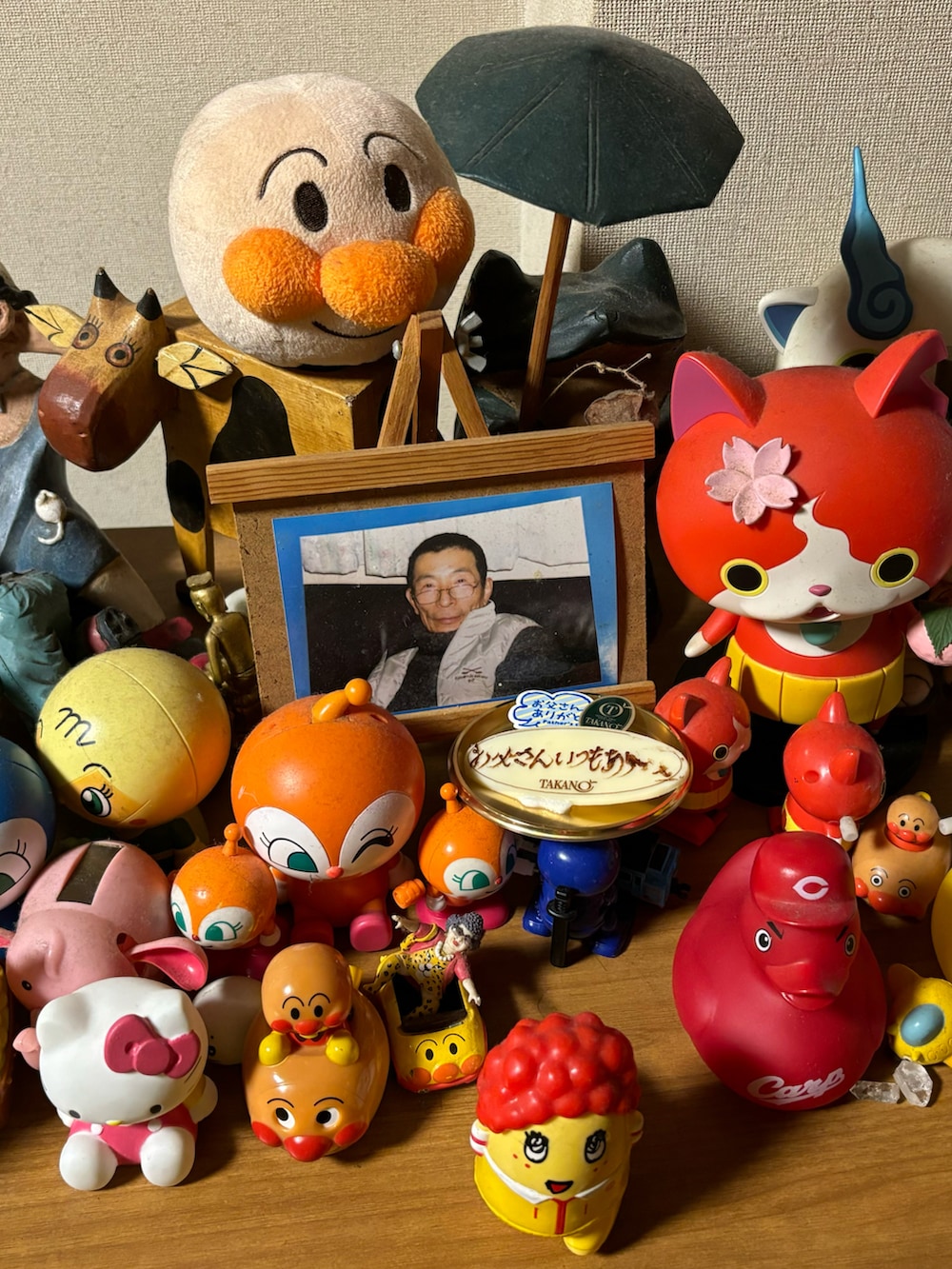 グリーン系のチノパンツ、ホワイト系のサンダル、ブルー系のトートバッグを着用したメンズの夏コーディネートの3枚目の写真