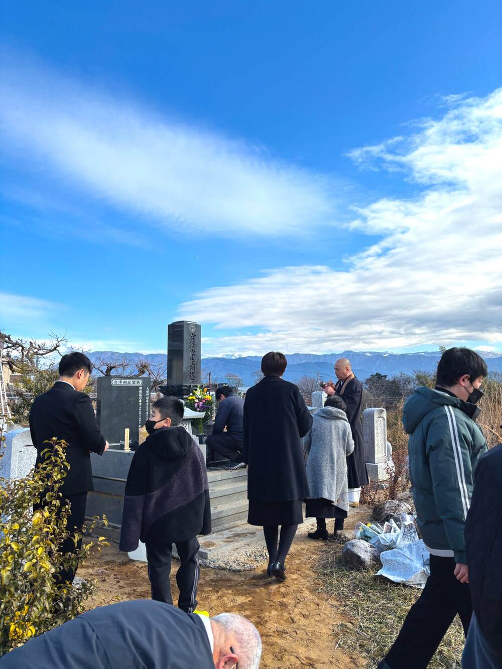 ベージュ系のその他パンツ、ブラウン系のブーツ、ブルー系のダウンジャケット/コートを着用したメンズの冬コーディネートの4枚目の写真