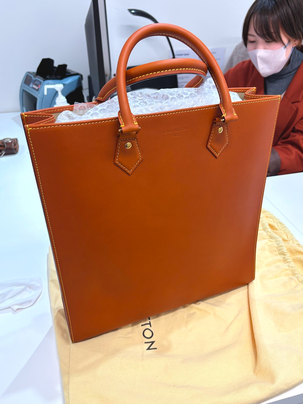 ブルー系のデニムパンツ、ブラック系のライダースジャケット、レッド系のシャツ/ブラウスを着用したメンズの冬コーディネートの2枚目の写真