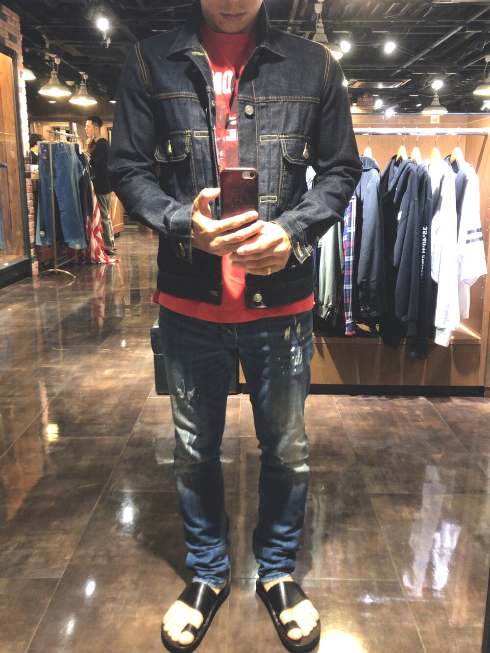 ブルー系のデニムパンツ、ブラック系のサンダル、その他のトートバッグを着用したメンズの夏コーディネートの2枚目の写真