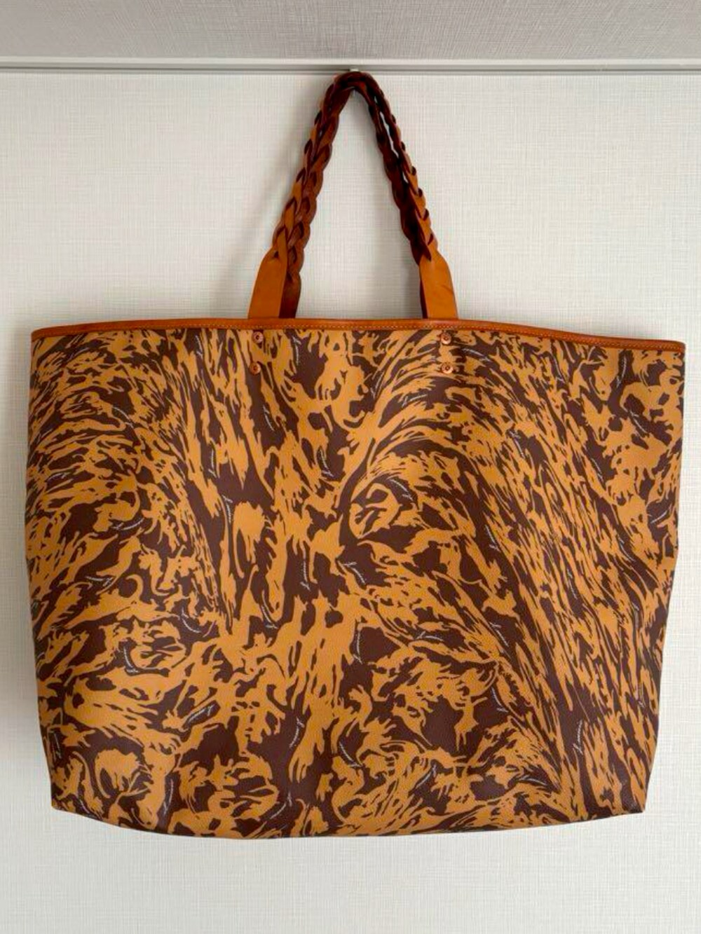 その他のブルゾン、ブルー系のデニムパンツ、レッド系のシャツ/ブラウスを着用したメンズの冬コーディネートの2枚目の写真