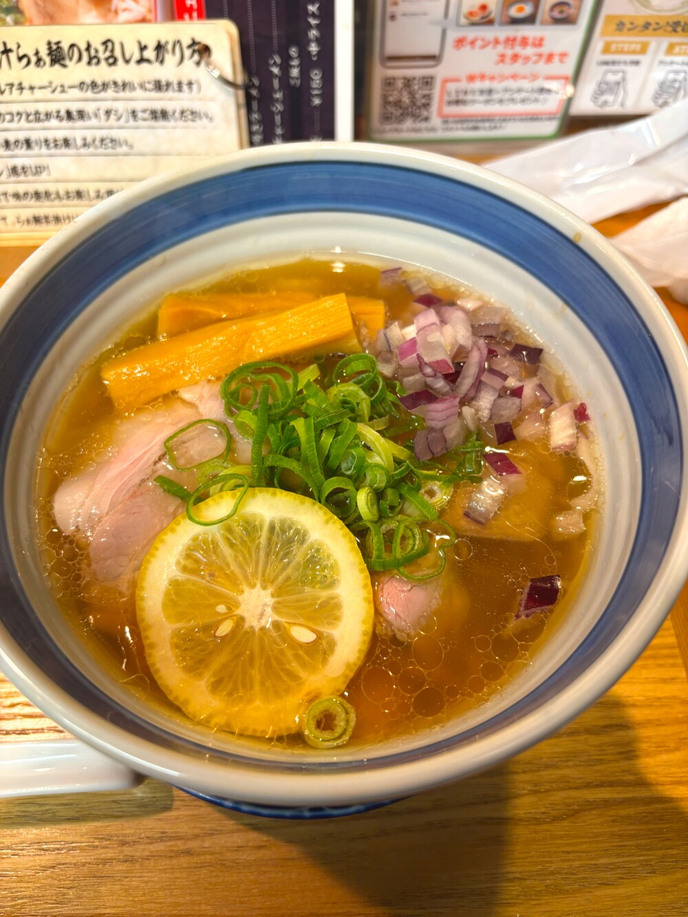 ブルー系のその他アウター、ベージュ系のチノパンツ、グリーン系のスニーカーを着用したメンズの秋コーディネートの2枚目の写真