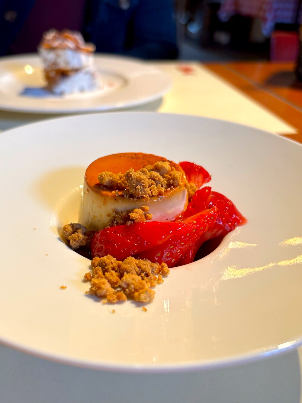 ブルー系のデニムパンツ、グリーン系のスニーカー、ベージュ系のその他トップスを着用したメンズの春コーディネートの4枚目の写真