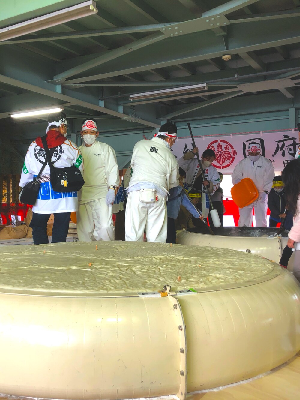 ブルー系のデニムパンツ、ブラック系のライダースジャケット、ブルー系のジャージを着用したメンズの冬コーディネートの5枚目の写真