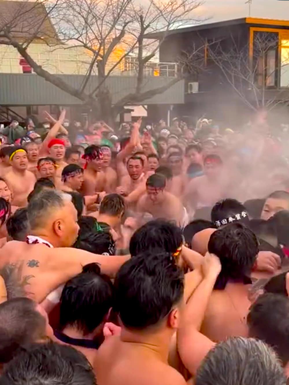 グレー系のニット/セーター、ブラック系のダウンベスト、ブルー系のデニムパンツを着用したメンズの冬コーディネートの3枚目の写真