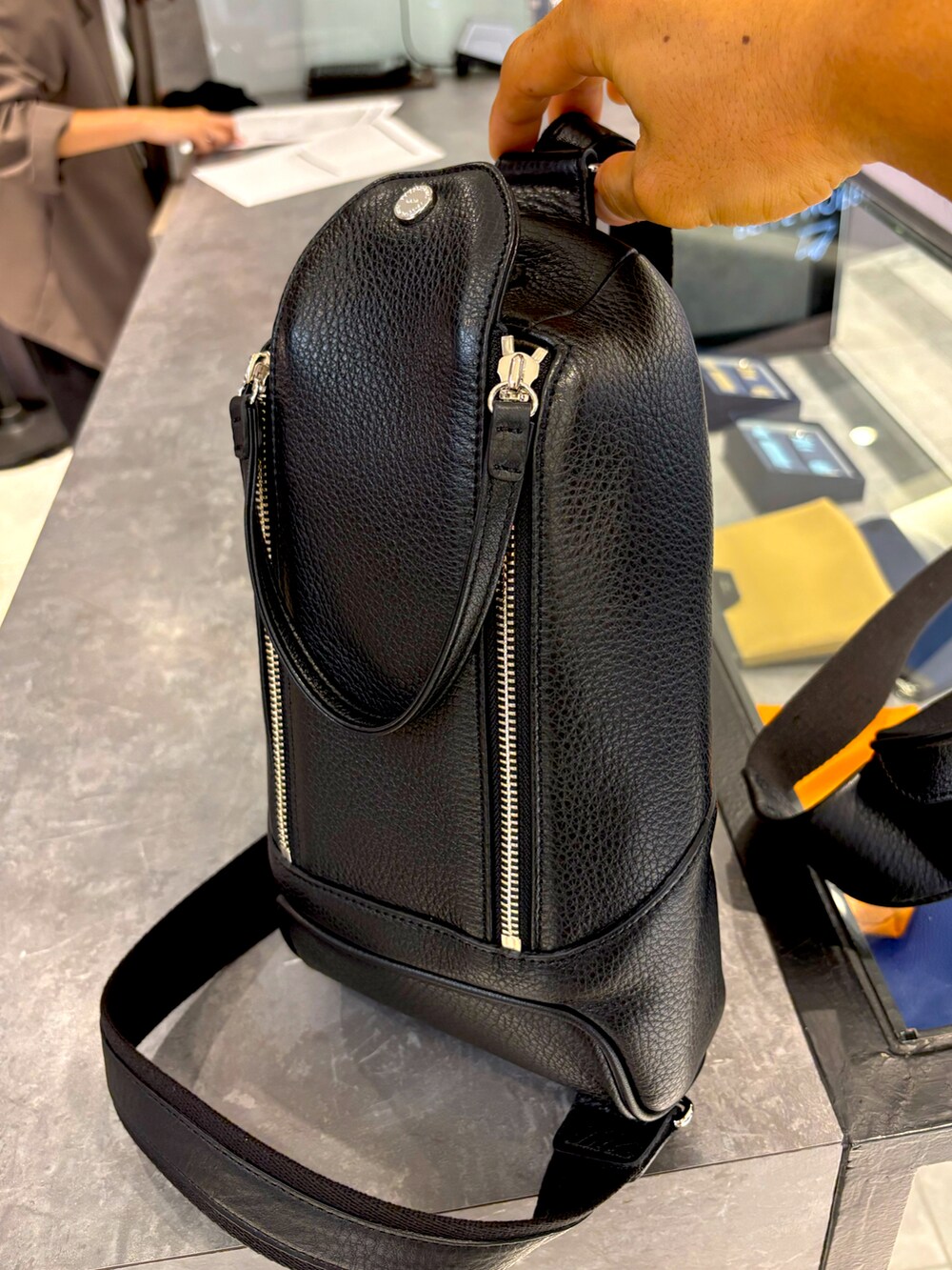 ブラック系のサンダル、ホワイト系のTシャツ/カットソー、グリーン系のその他パンツを着用したメンズの秋コーディネートの3枚目の写真