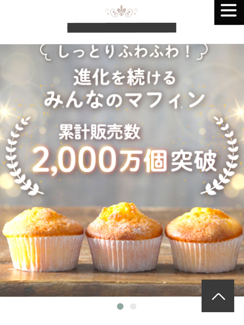 ブルー系のデニムパンツ、ブラック系のサンダル、ブラック系のTシャツ/カットソーを着用したメンズの秋コーディネートの2枚目の写真