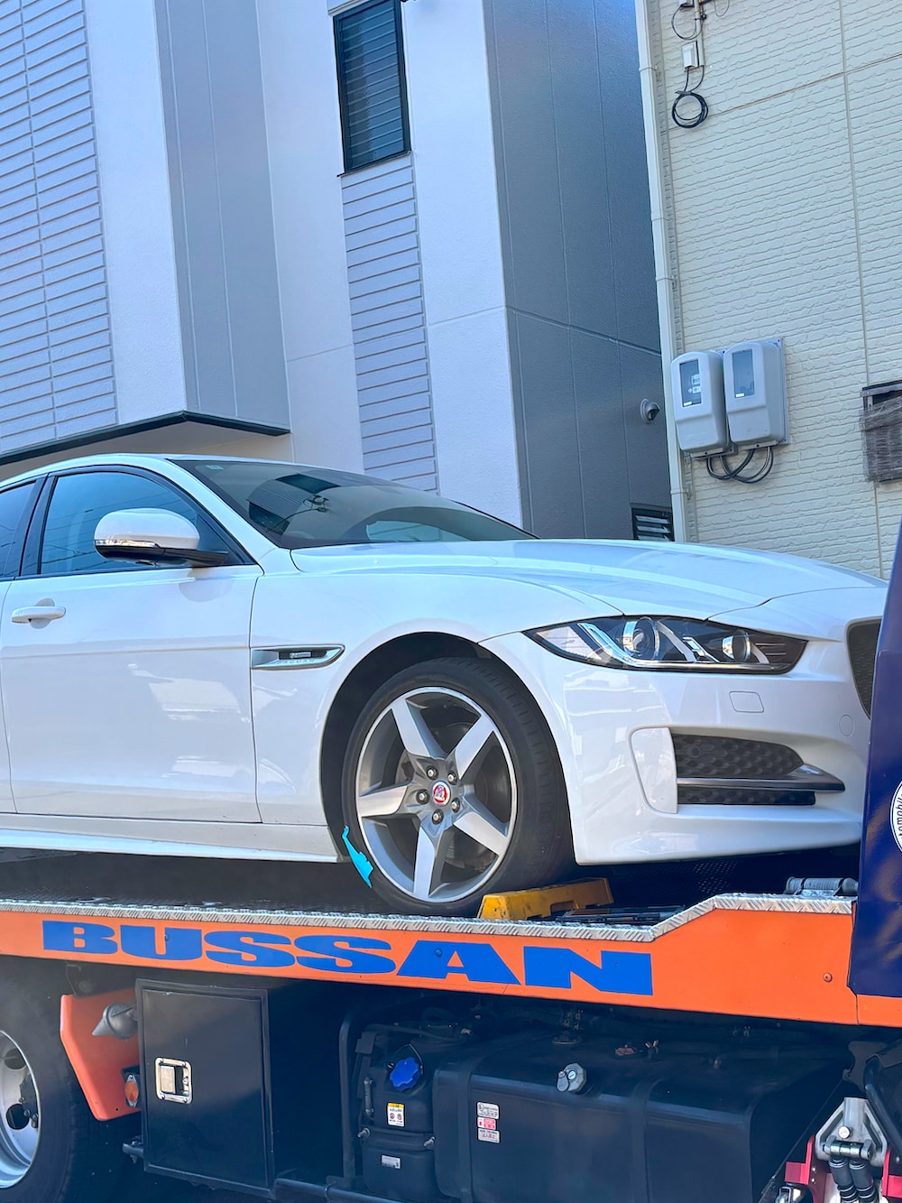 レッド系のスリッポン、ベージュ系のその他パンツ、ブルー系のデニムジャケットを着用したメンズの春コーディネートの2枚目の写真