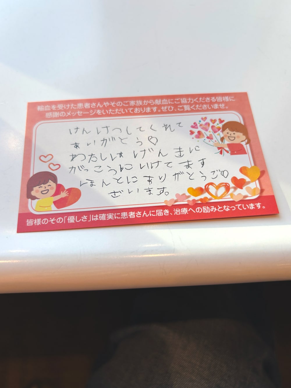 ブルー系のデニムパンツ、ブルー系のシャツ/ブラウス、ブラック系のブーツを着用したメンズの春コーディネートの3枚目の写真