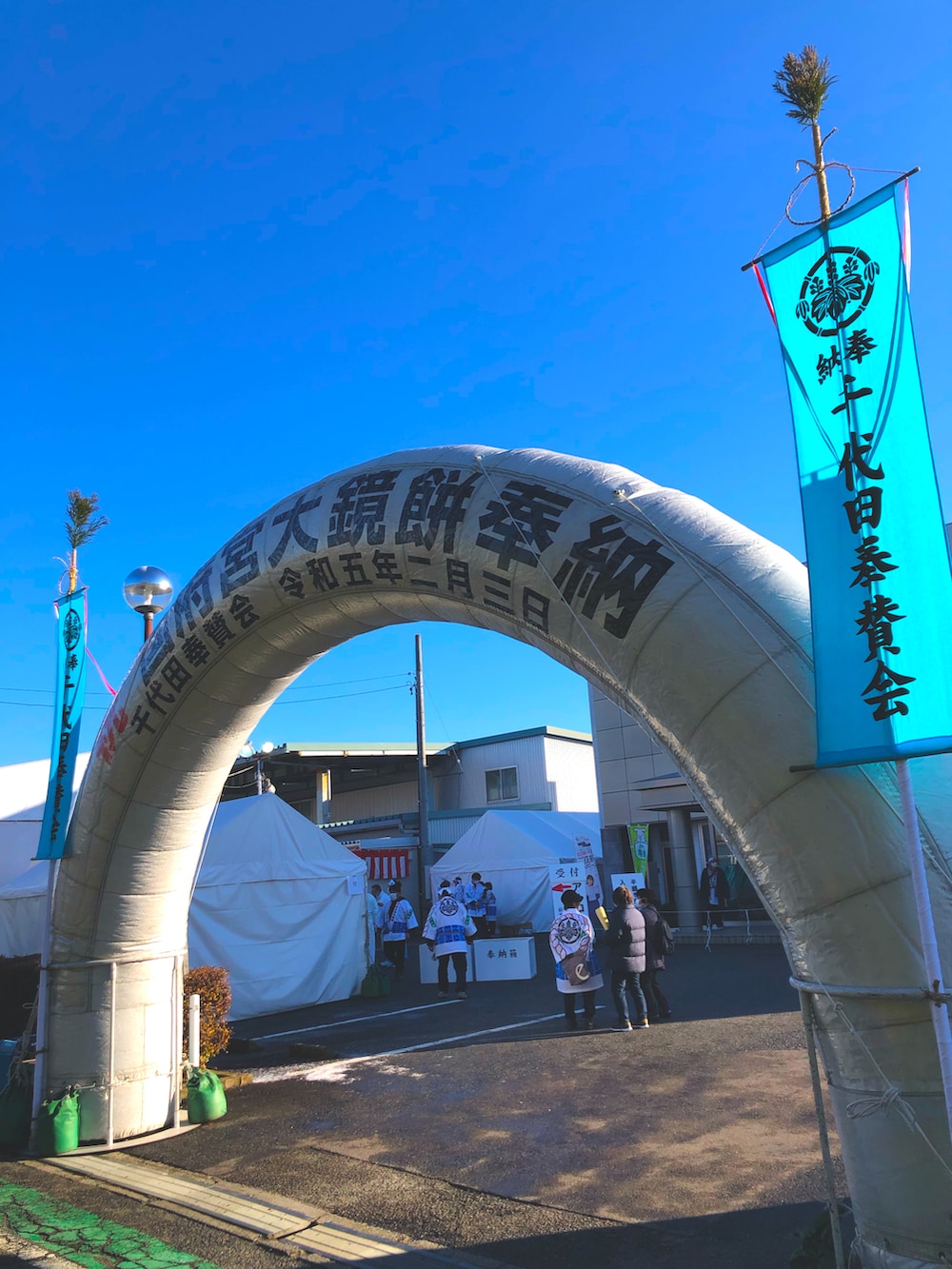 ブルー系のデニムパンツ、ブラック系のライダースジャケット、ブルー系のジャージを着用したメンズの冬コーディネートの2枚目の写真