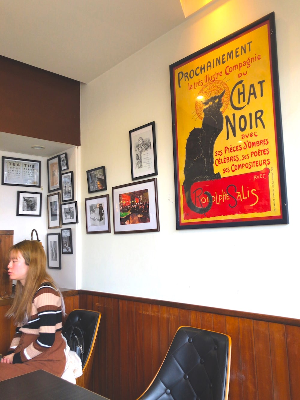 ブルー系のデニムパンツ、ブルー系のスカジャン、レッド系のシャツ/ブラウスを着用したメンズの春コーディネートの4枚目の写真