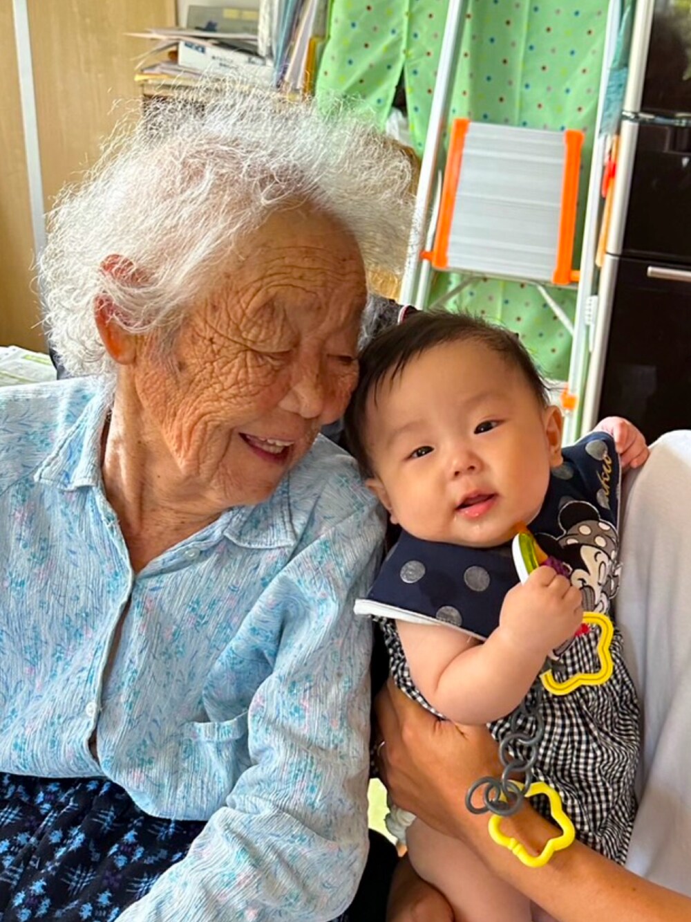 ベージュ系のその他パンツ、レッド系のスリッポン、ブルー系のマウンテンパーカーを着用したメンズの冬コーディネートの2枚目の写真