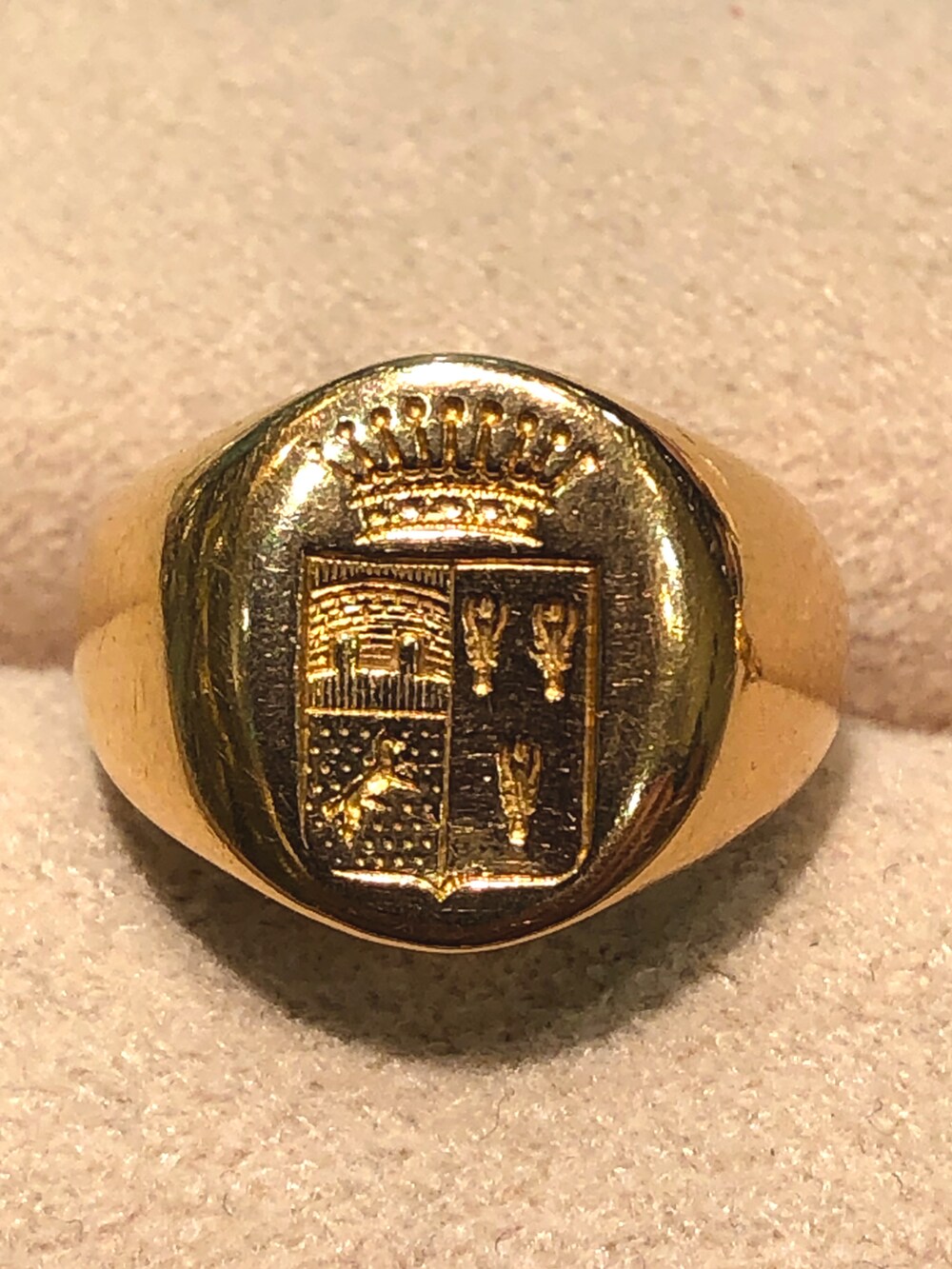 ブルー系のデニムパンツ、ブラック系のローファー、ブルー系のTシャツ/カットソーを着用したメンズの秋コーディネートの3枚目の写真