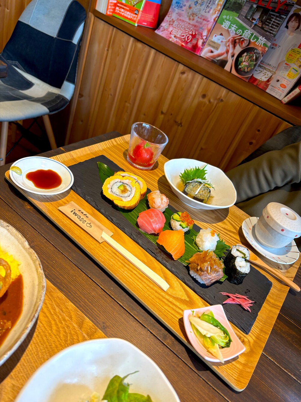 ブラック系のブーツ、レッド系のピーコート、ベージュ系のその他トップスを着用したメンズの春コーディネートの5枚目の写真