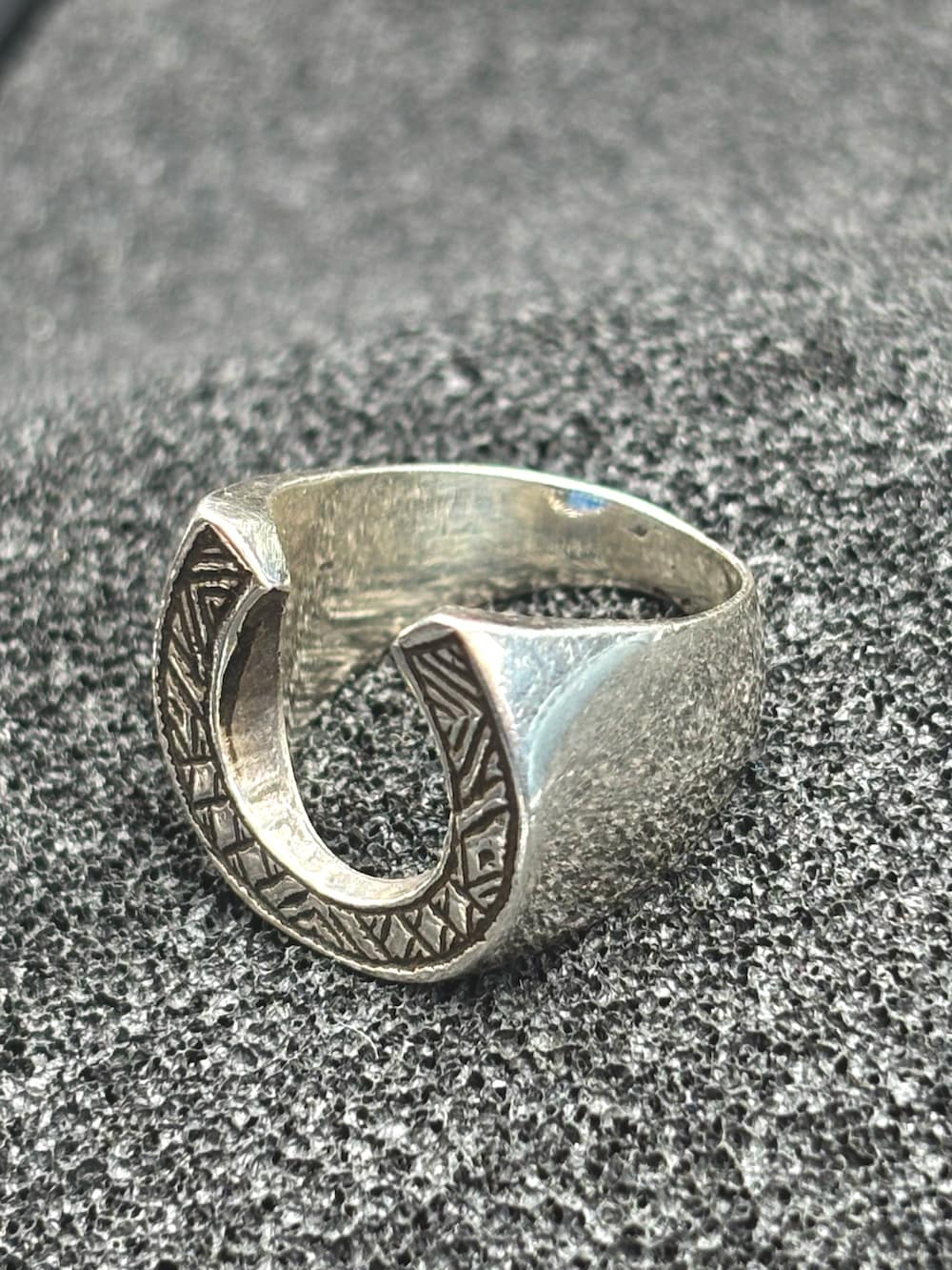 ブルー系のデニムパンツ、ブルー系のシャツ/ブラウス、ブラック系のブーツを着用したメンズの春コーディネートの2枚目の写真