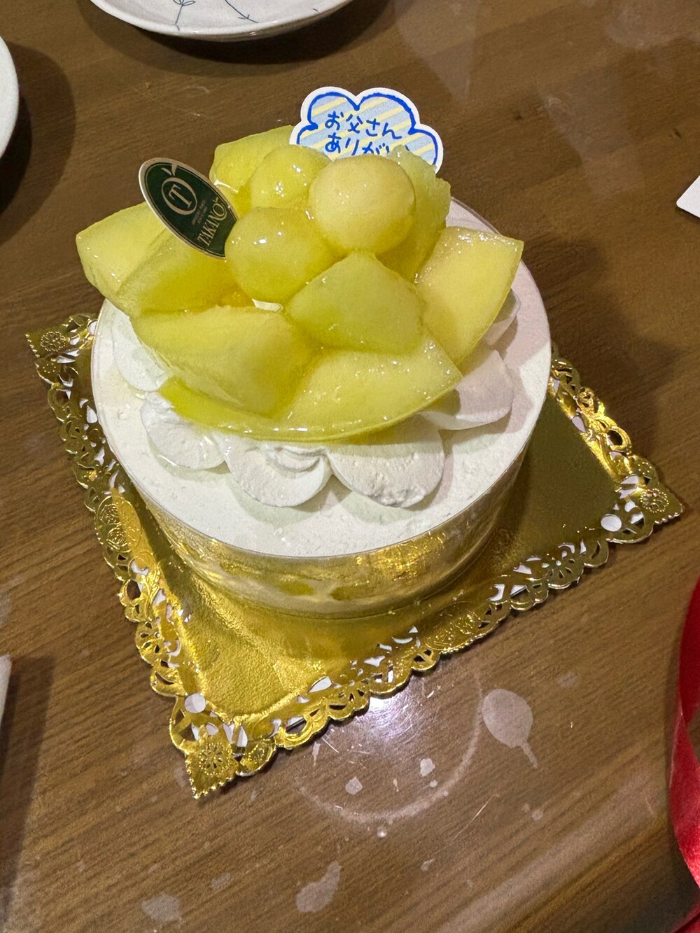 グリーン系のチノパンツ、ホワイト系のサンダル、ブルー系のトートバッグを着用したメンズの夏コーディネートの2枚目の写真