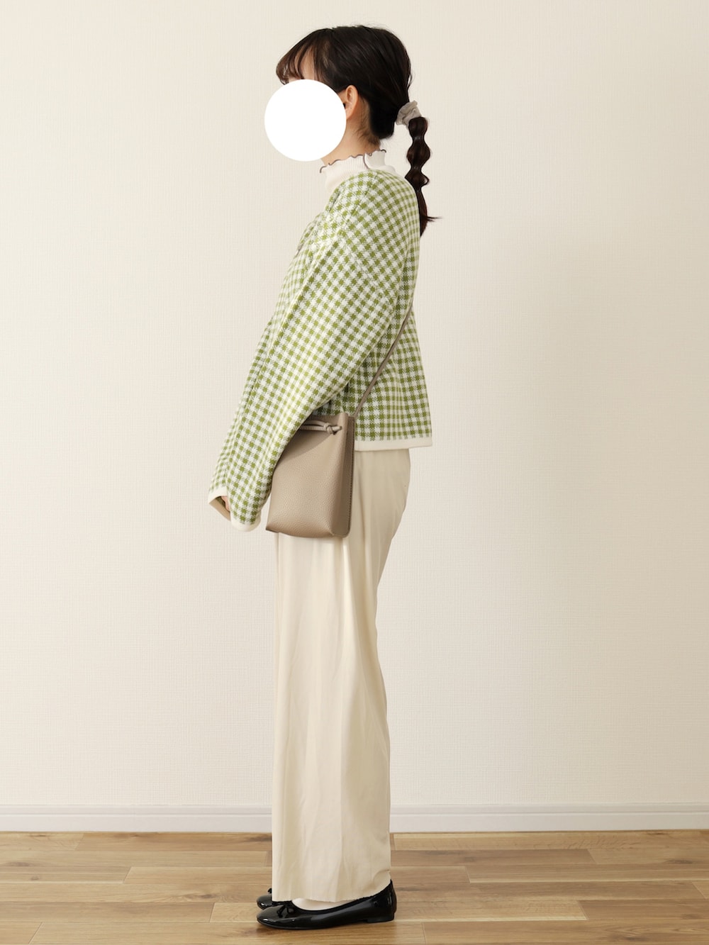 グリーン系のカーディガン/ボレロ、ベージュ系のその他パンツ、ベージュ系のショルダーバッグを着用したレディースの冬コーディネートの3枚目の写真