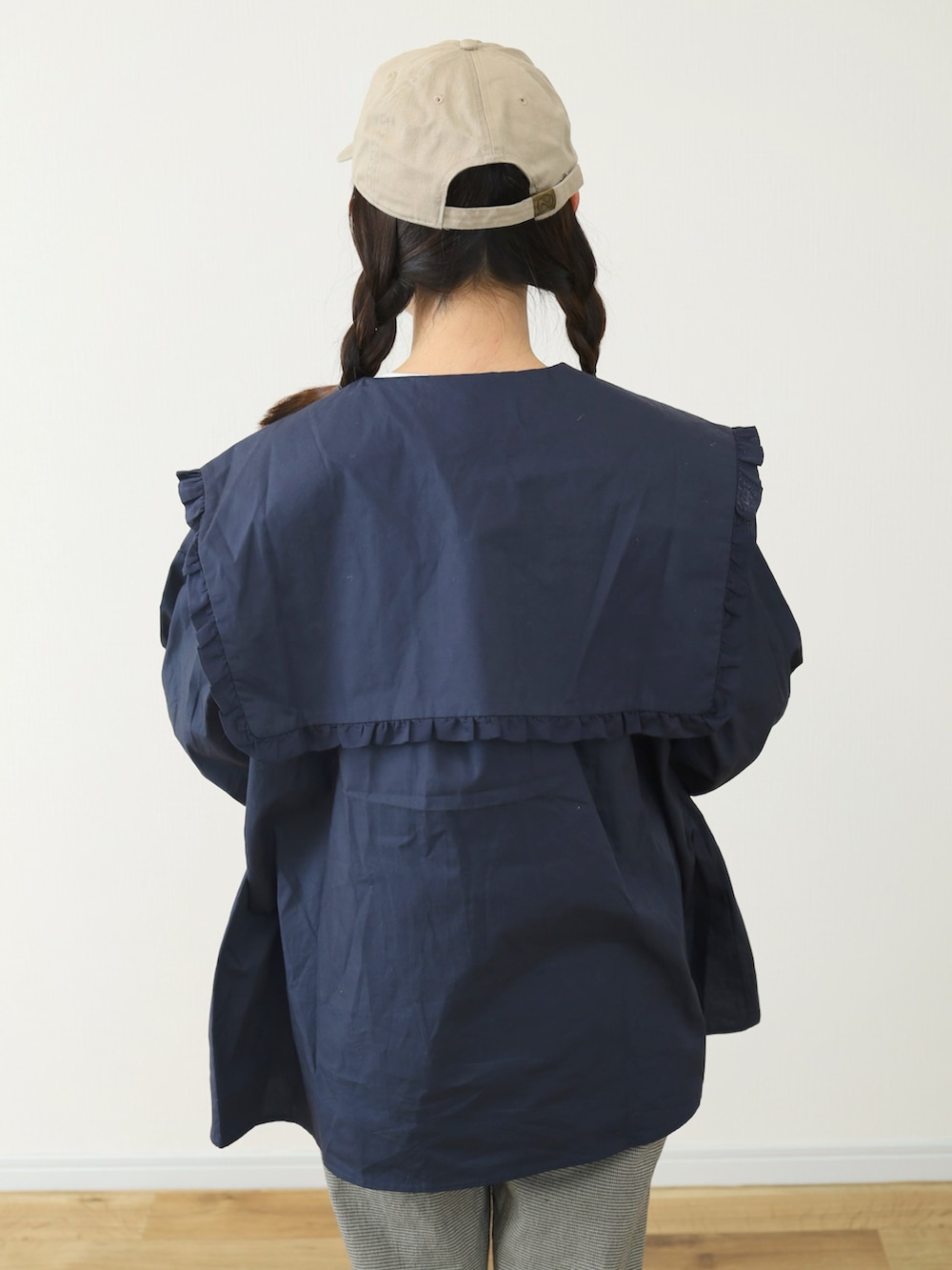 ブラック系のその他パンツ、ブラック系のバックパック/リュック、ブルー系のシューズを着用したレディースの春コーディネートの4枚目の写真