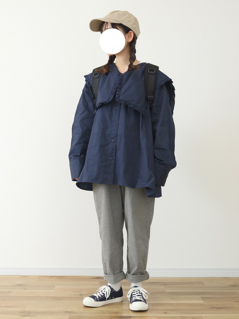 ブラック系のその他パンツ、ブラック系のバックパック/リュック、ブルー系のシューズを着用したレディースの春コーディネートの2枚目の写真