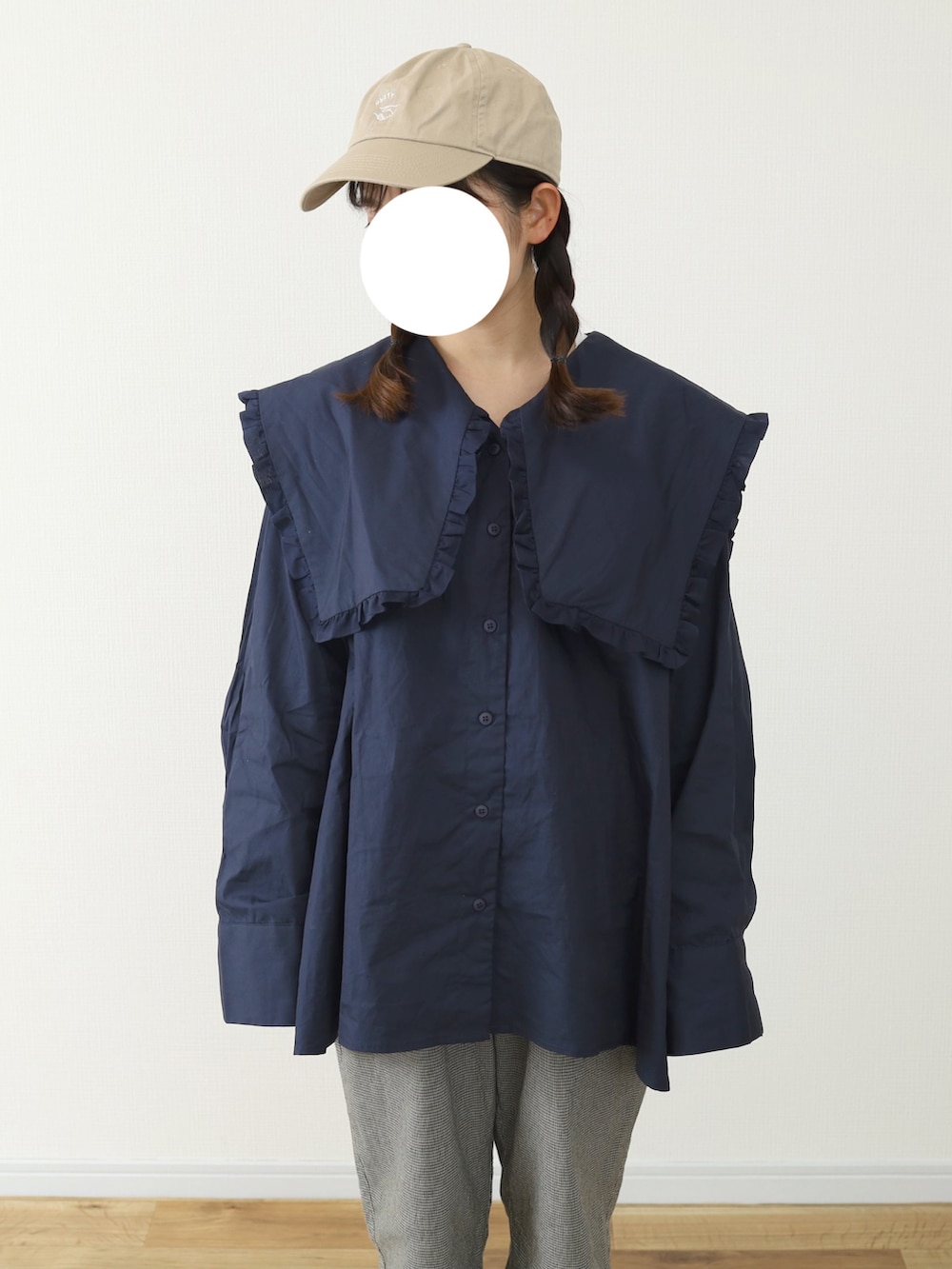 ブラック系のその他パンツ、ブラック系のバックパック/リュック、ブルー系のシューズを着用したレディースの春コーディネートの3枚目の写真