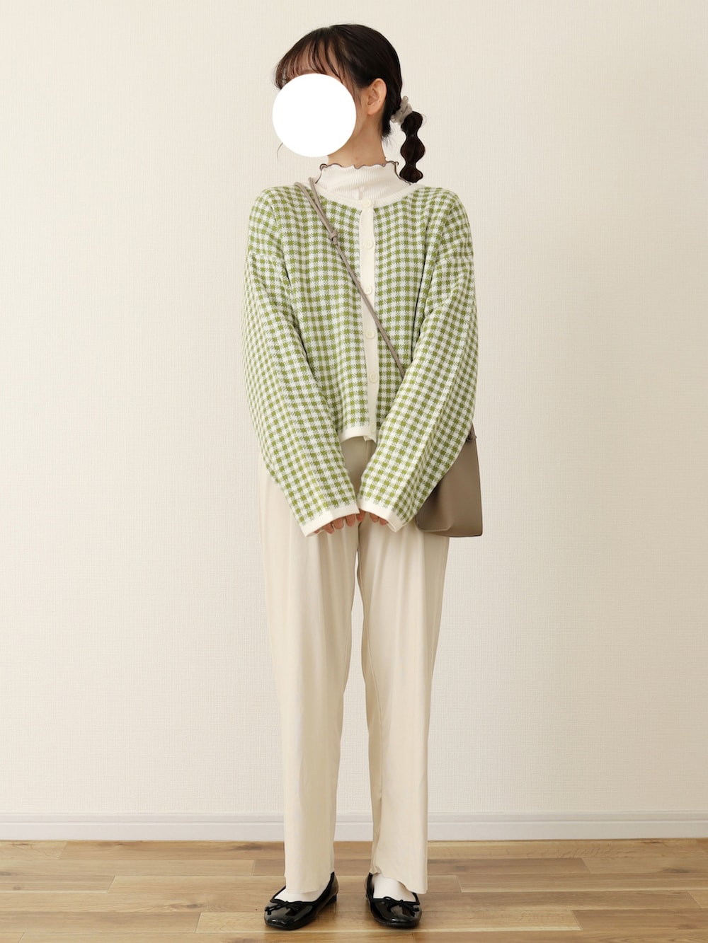 グリーン系のカーディガン/ボレロ、ベージュ系のその他パンツ、ベージュ系のショルダーバッグを着用したレディースの冬コーディネートの2枚目の写真