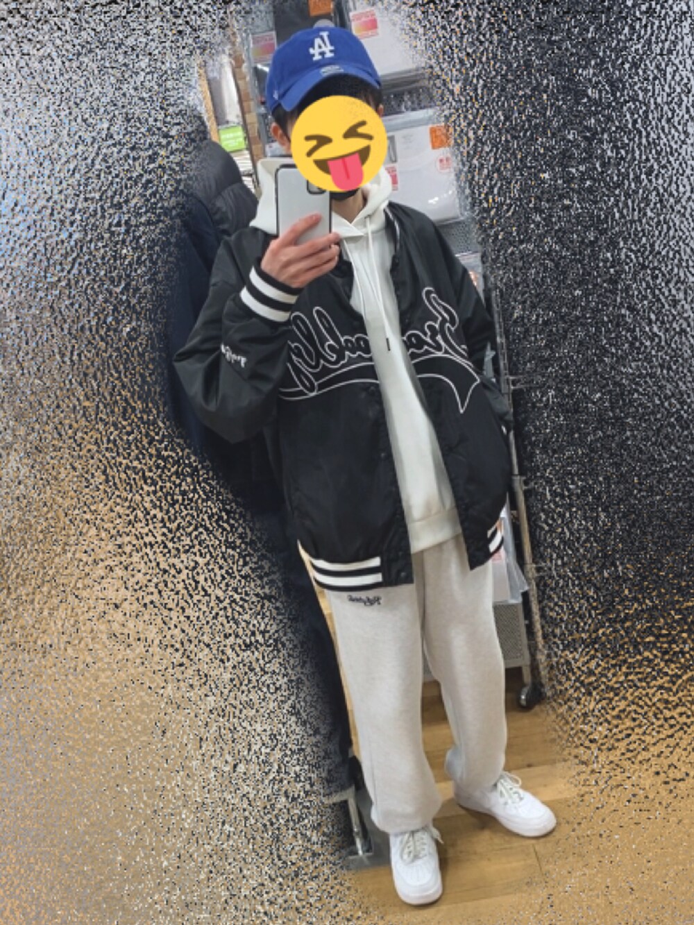 「シンプル、ストリート、ストリートコーデ、NIKE、スニーカーコーデ、おしゃれさんと繋がりたい、スタジャン、白、パーカー、スウェットパンツ、スウェット、BACKNUMBER、Right-on、春コーデ、大学生」｜「BACK NUMBERの【BACK NUMBER】「Refurbish」スウェットパンツ（その他パンツ、グレー系）」を使った、HARUTOさん（メンズ・168cm）の冬コーディネートの2枚目の写真