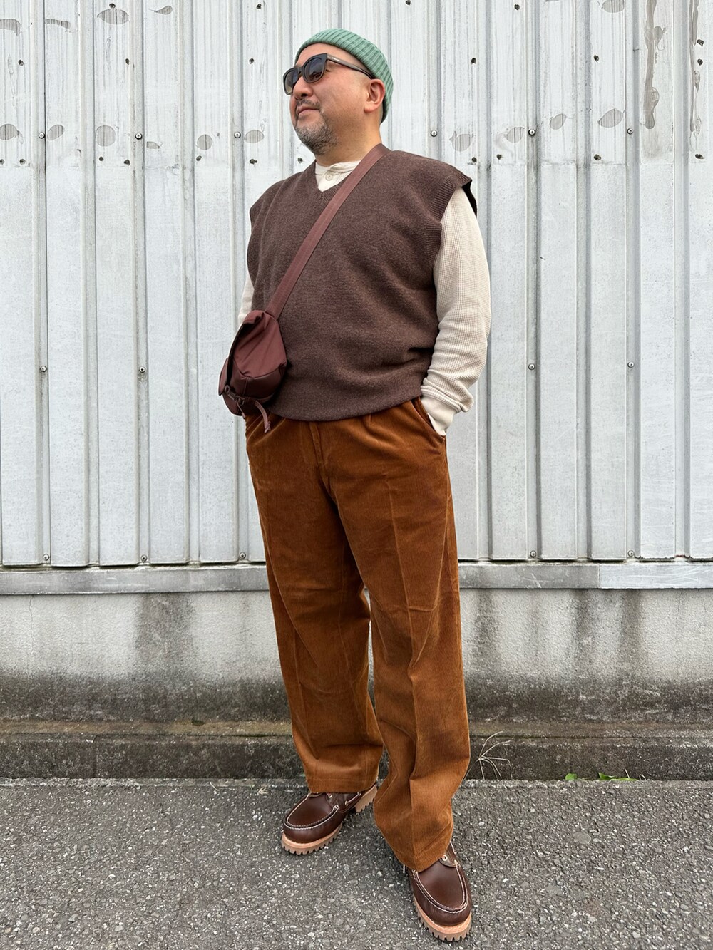 ブラウン系のモカシン/デッキシューズ、その他のその他を着用したメンズの秋コーディネートの2枚目の写真