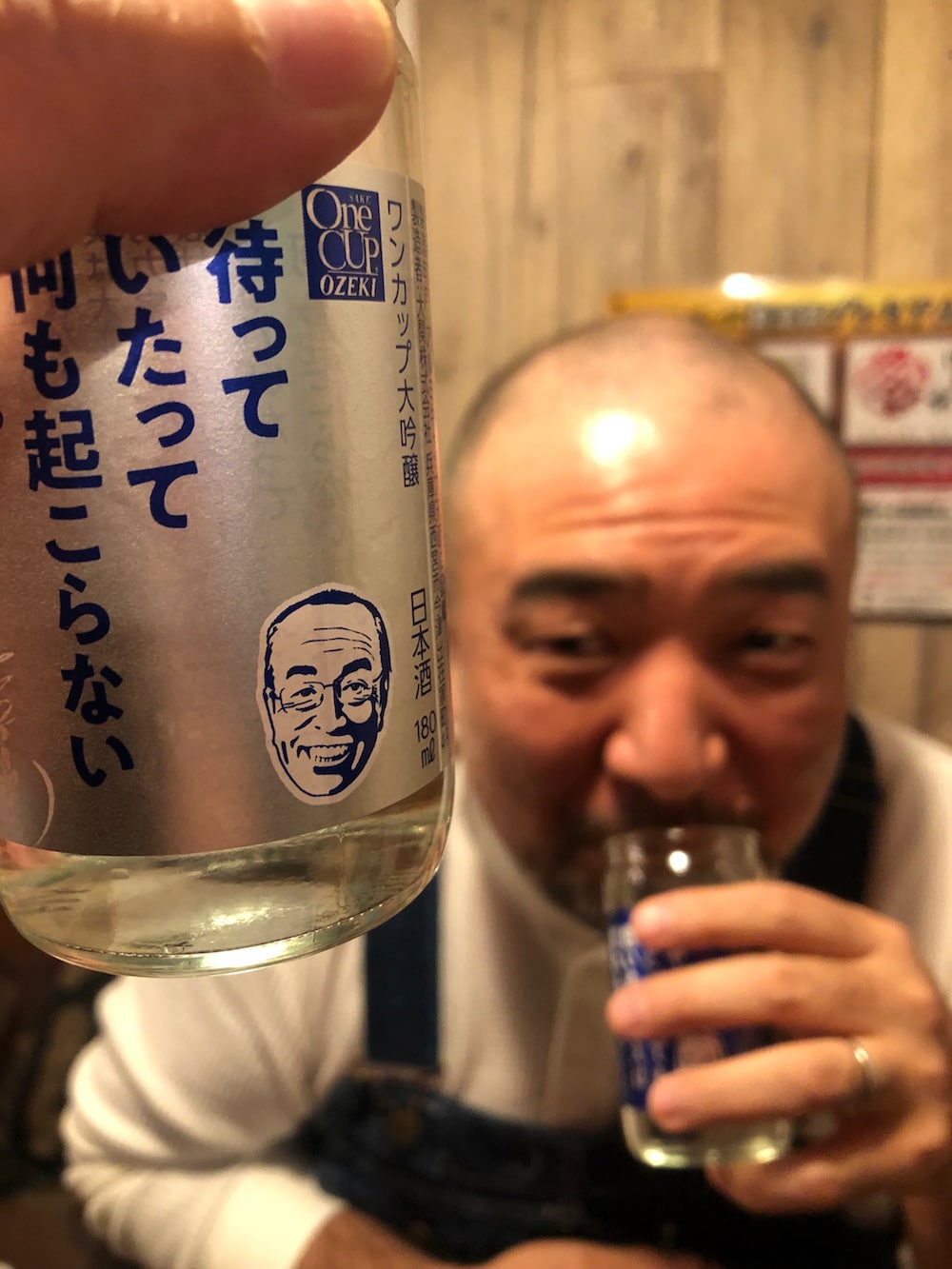 グリーン系のミリタリージャケット、ブルー系のサロペット/オーバーオール、ホワイト系のTシャツ/カットソーを着用したメンズの春コーディネートの3枚目の写真