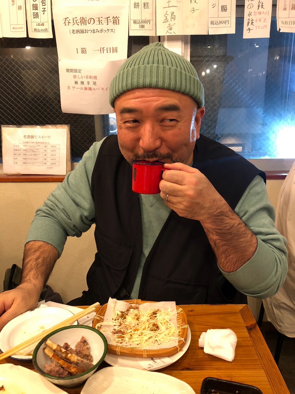 ブラック系のカーゴパンツ、ブラック系のベストを着用したメンズの春コーディネートの3枚目の写真