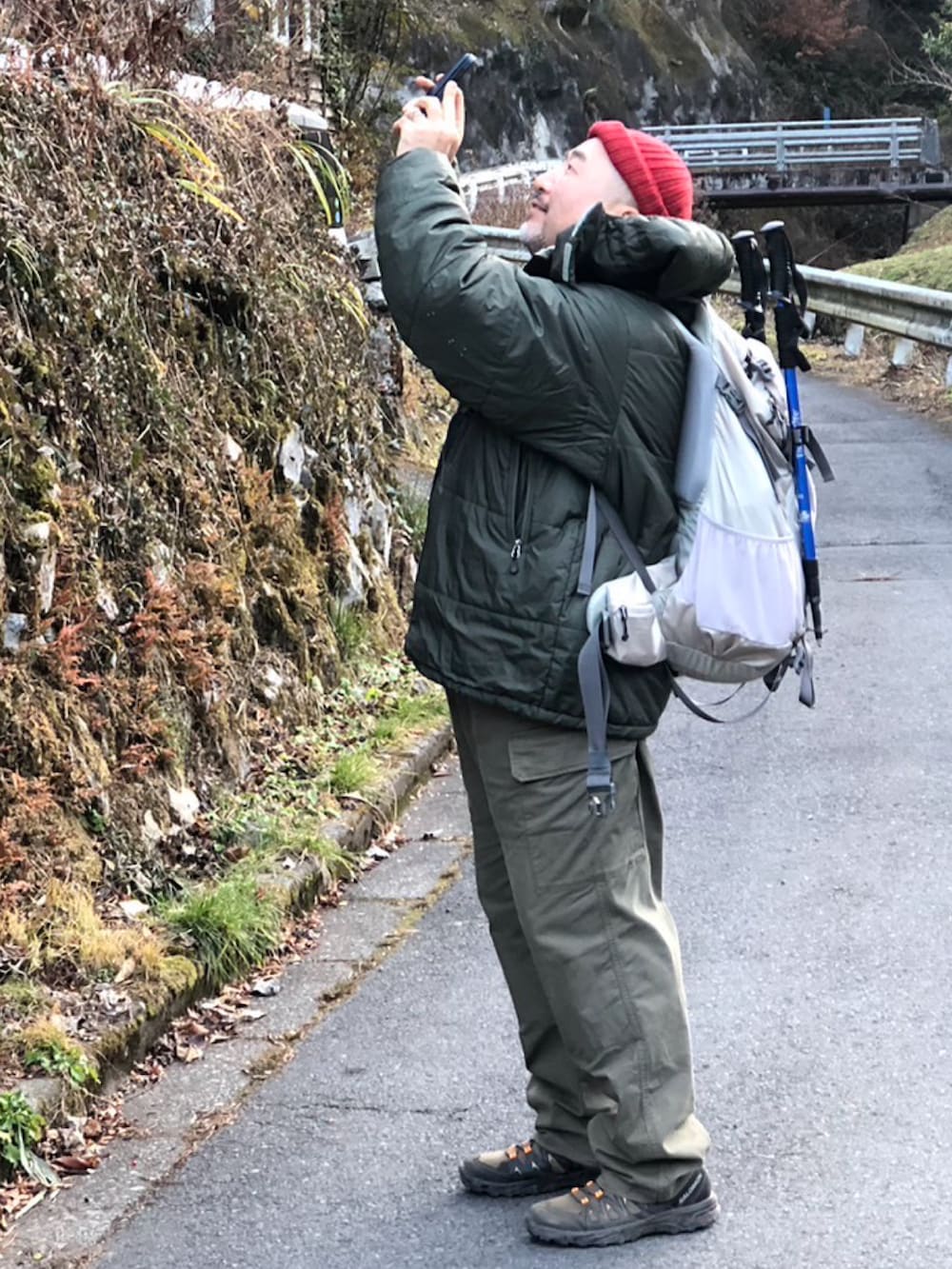 ブルー系のマウンテンパーカーを着用したメンズの冬コーディネートの3枚目の写真