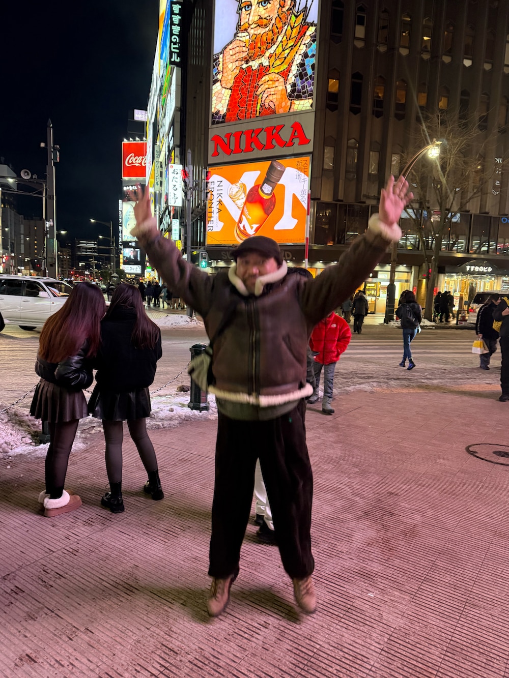 ブラウン系のムートンコート、ブラウン系のブーツを着用したメンズの冬コーディネートの2枚目の写真