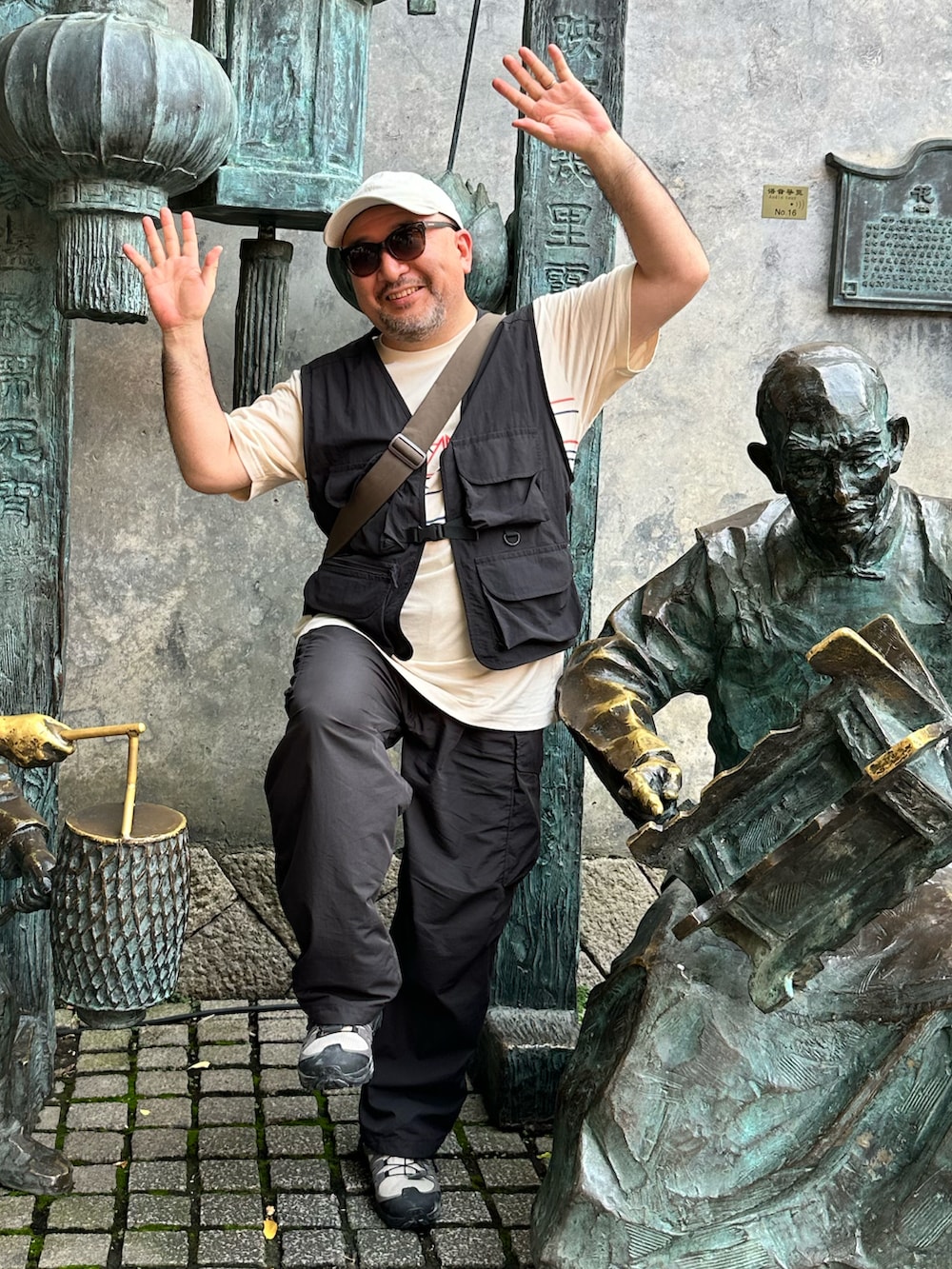 ベージュ系のキャップを着用したメンズの春コーディネートの3枚目の写真