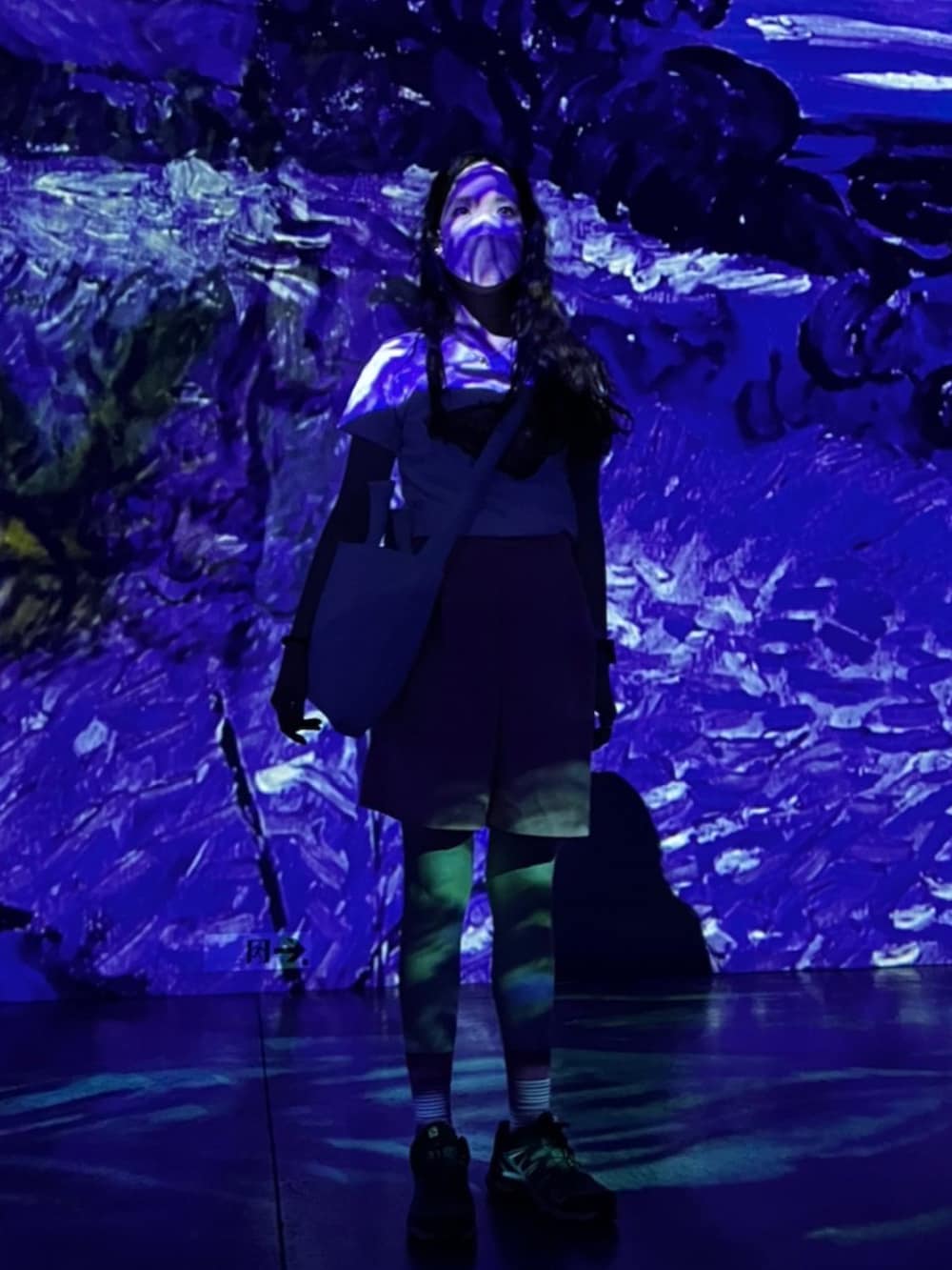 ベージュ系のベスト、ホワイト系のTシャツ/カットソー、ブラウン系のスラックスを着用したメンズの夏コーディネートの4枚目の写真