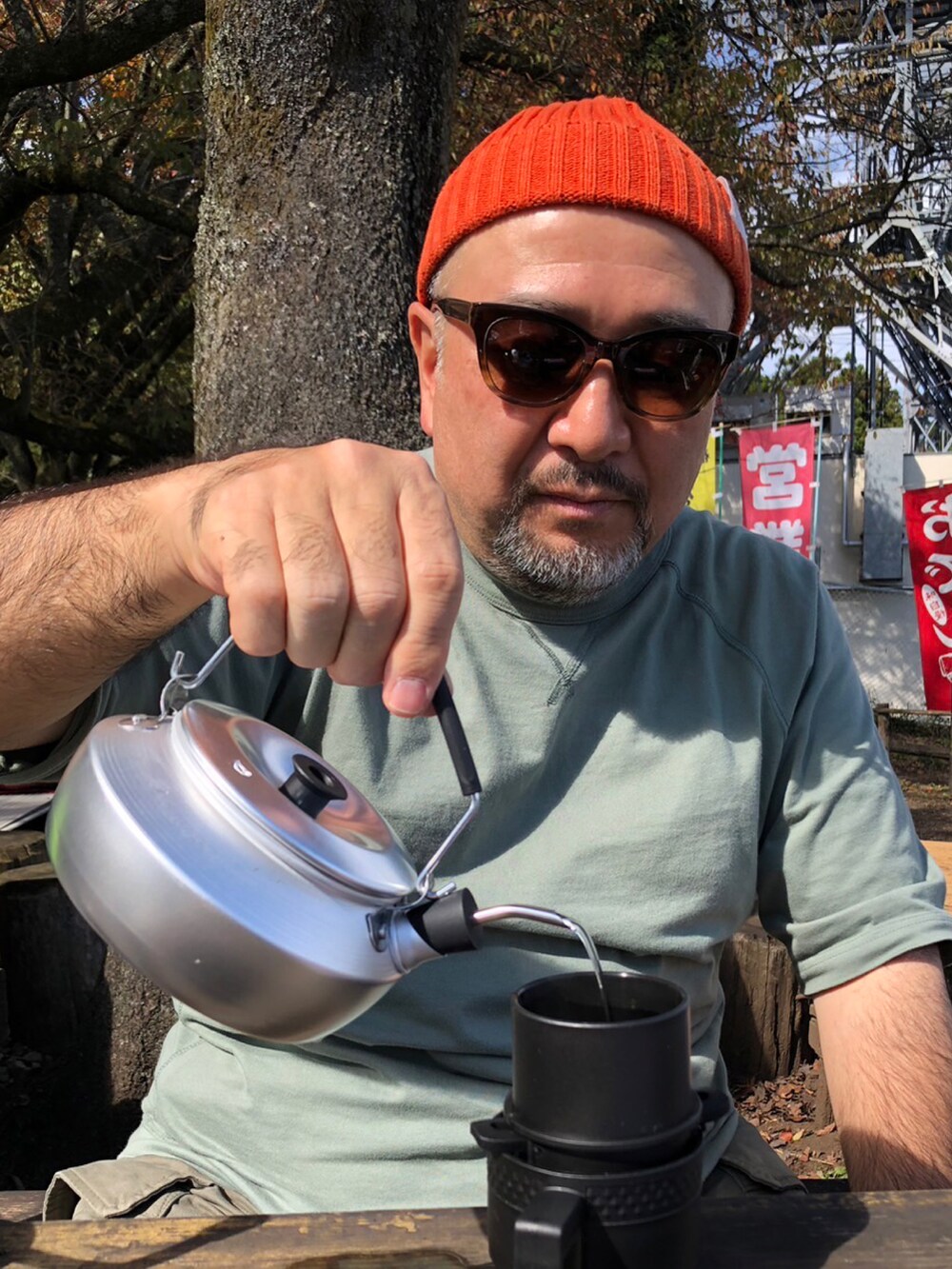 ブルー系のスニーカーを着用したメンズの秋コーディネートの2枚目の写真