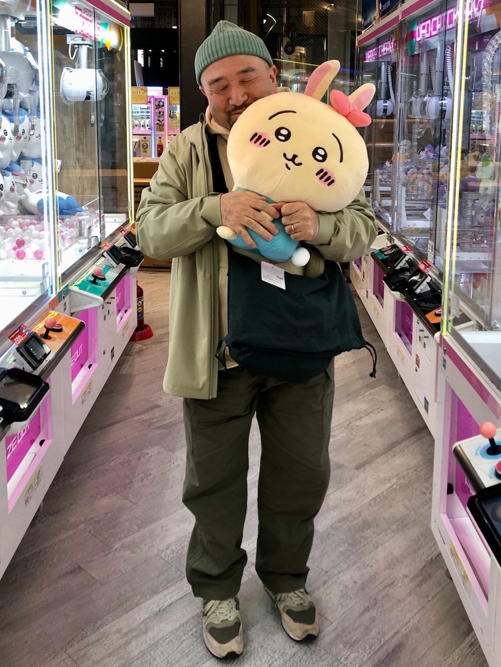 ベージュ系のスニーカーを着用したメンズの春コーディネートの2枚目の写真