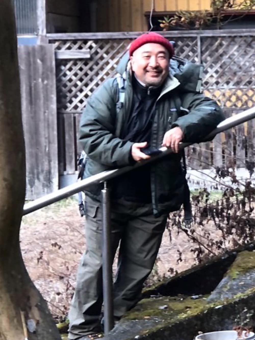 ブルー系のマウンテンパーカーを着用したメンズの冬コーディネートの2枚目の写真