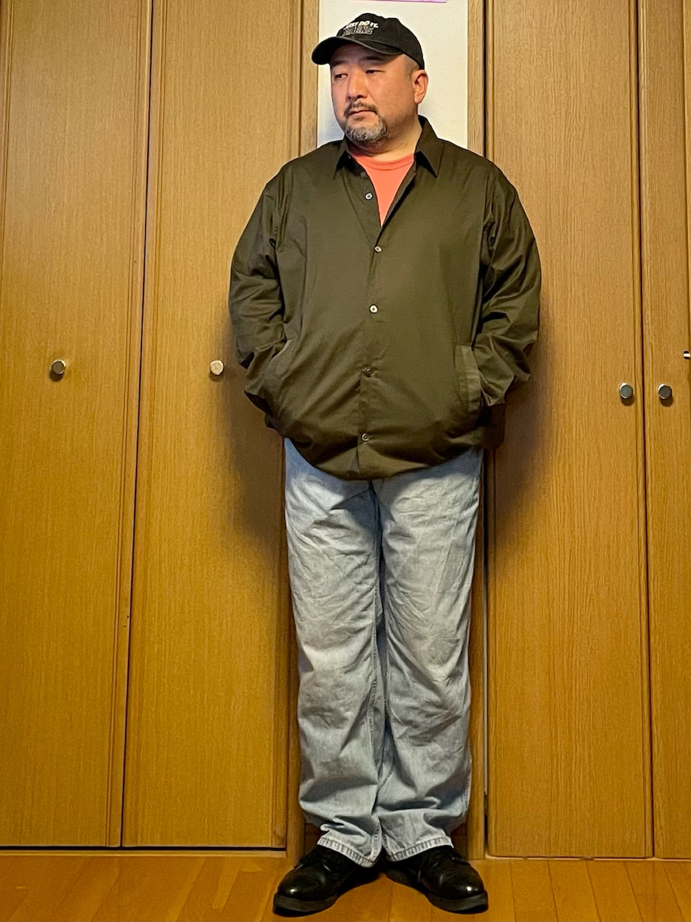 ブルー系のデニムパンツ、ベージュ系のその他シューズ、ピンク系のTシャツ/カットソーを着用したメンズの春コーディネートの2枚目の写真