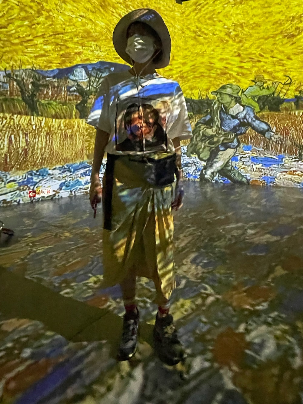 ベージュ系のベスト、ホワイト系のTシャツ/カットソー、ブラウン系のスラックスを着用したメンズの夏コーディネートの3枚目の写真