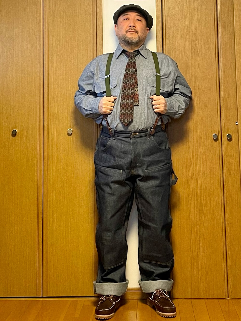 ブルー系のデニムパンツ、その他のネクタイ、ブルー系のシャツ/ブラウスを着用したメンズの冬コーディネートの2枚目の写真