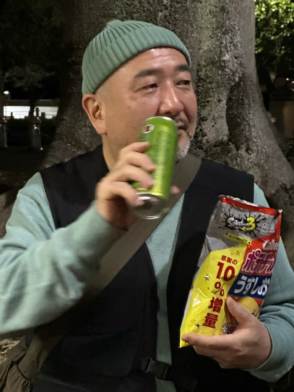 ブラック系のカーゴパンツ、ブラック系のベストを着用したメンズの春コーディネートの2枚目の写真