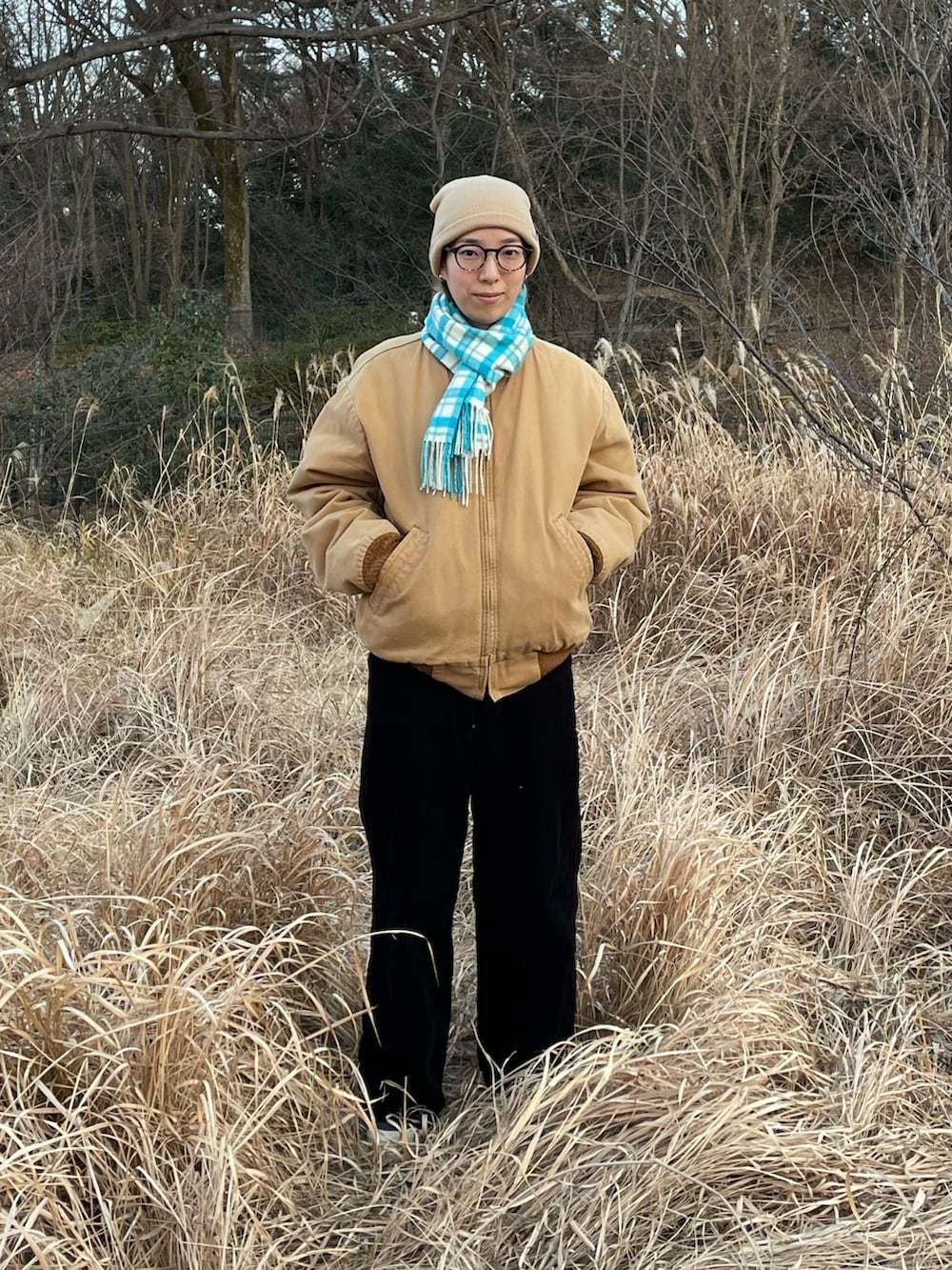 グリーン系のダッフルコート、ブラウン系のカーゴパンツ、ベージュ系のスニーカーを着用したメンズの冬コーディネートの3枚目の写真