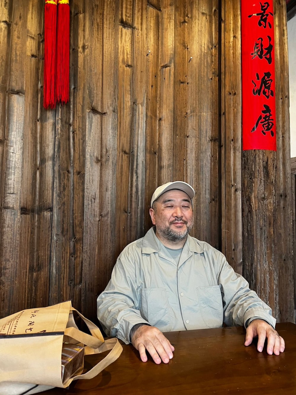 ベージュ系のキャップを着用したメンズの春コーディネートの4枚目の写真