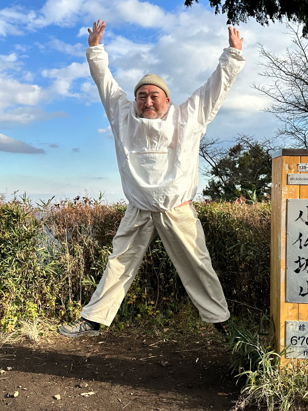 ベージュ系のパンツ、ホワイト系のマウンテンパーカーを着用したメンズの冬コーディネートの3枚目の写真